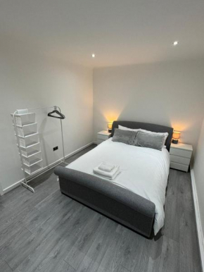 Luxury 2 Bed Apartment, Sleeps 6 with Sofa bed, Close to Sale Tram Station